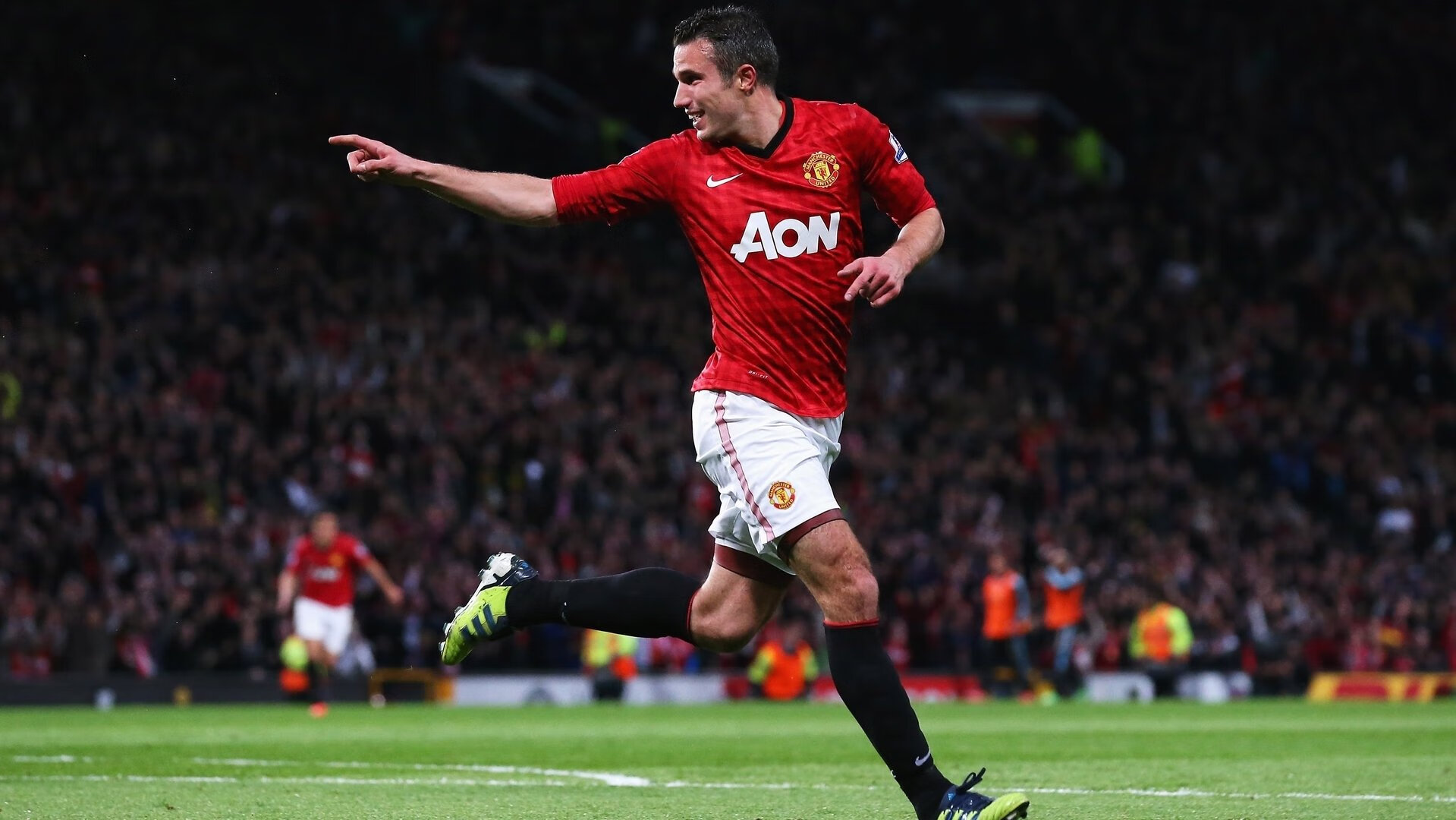 曼联在关键比赛中逆转获胜，积分追赶榜首